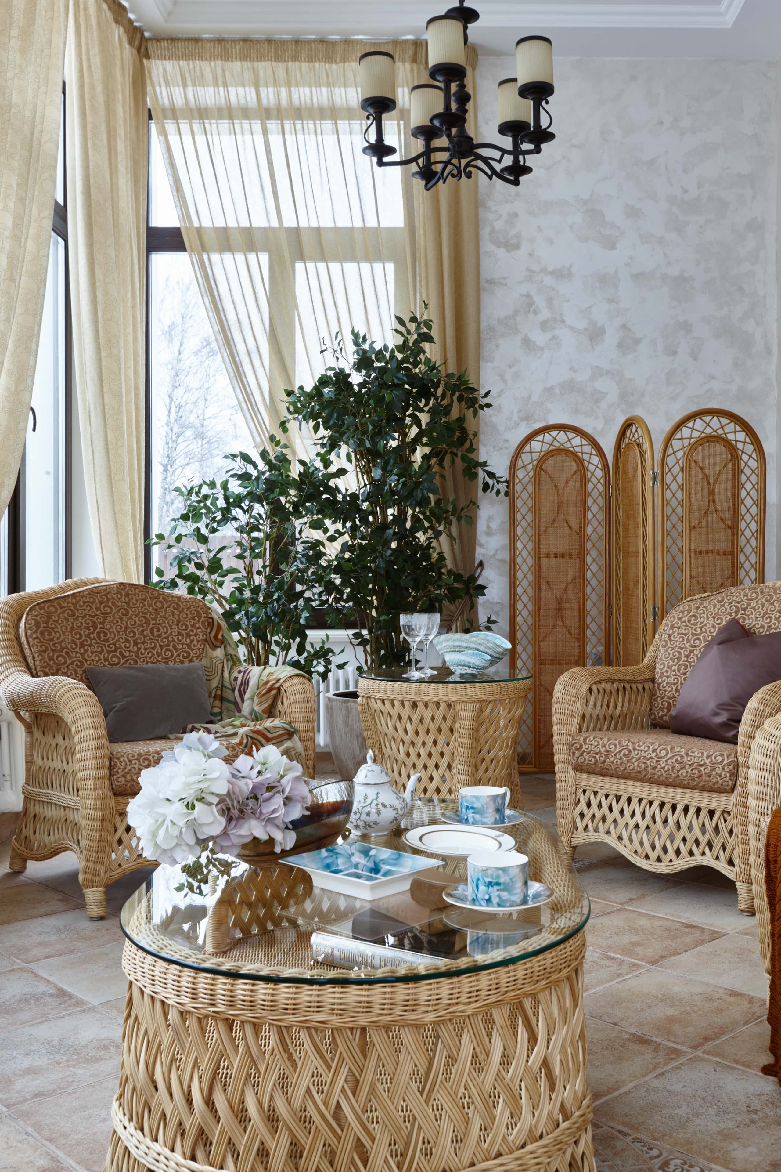 Projekt domu dwupiętrowego z welurowymi panelami i aranżacją wnętrz w stylu nowoczesnym.