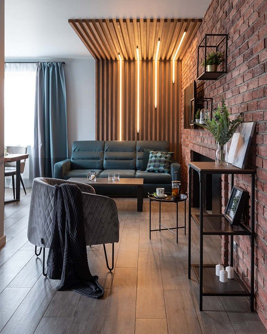 Loftowy pokój wypoczynkowy Wnętrze pokoju wypoczynkowego w stylu loft z widocznymi ceglanymi ścianami.