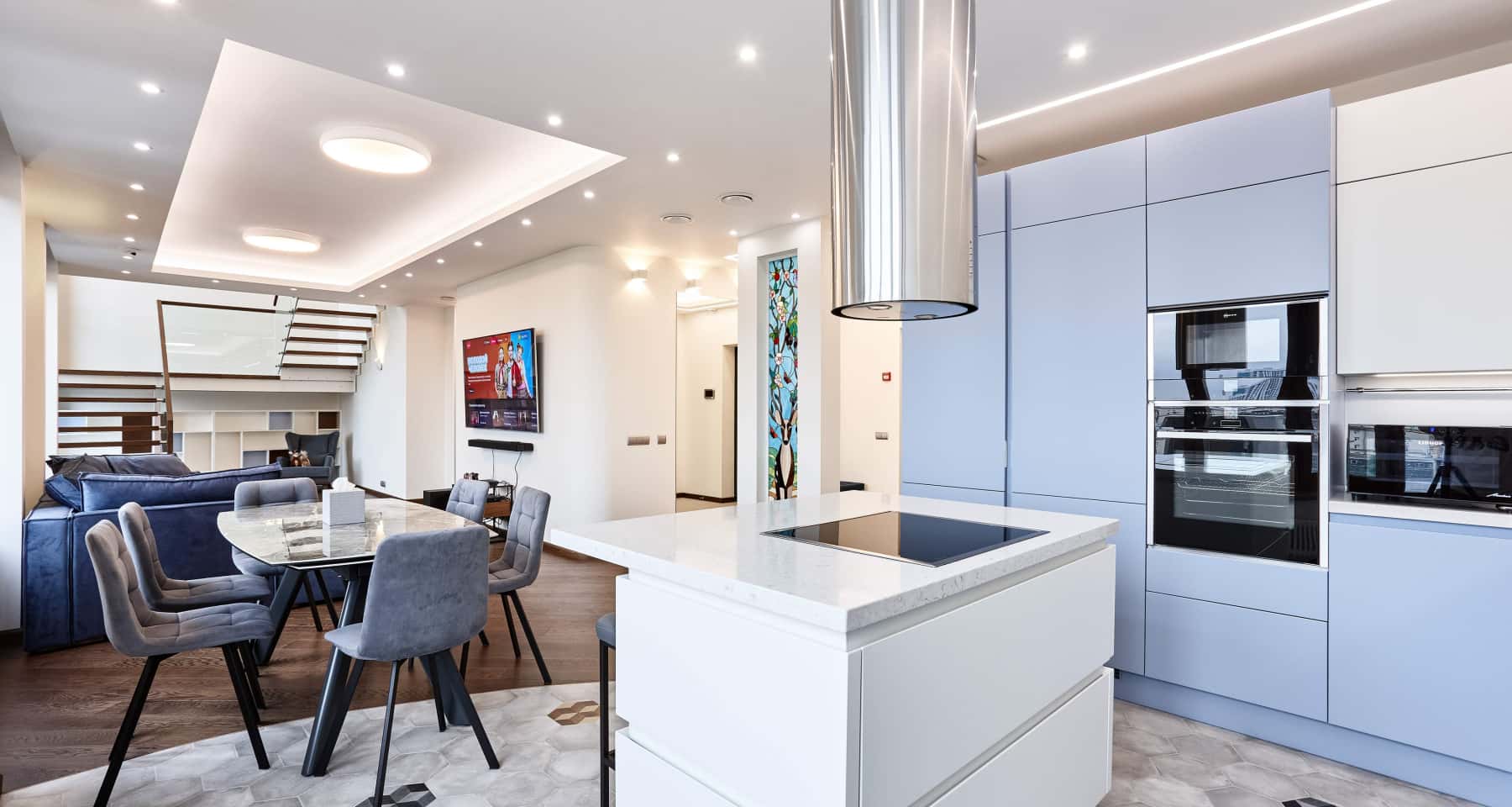 Nowoczesna kuchnia z salonem: aranżacje z wydajną wentylacją i inteligentnym strefowaniem.