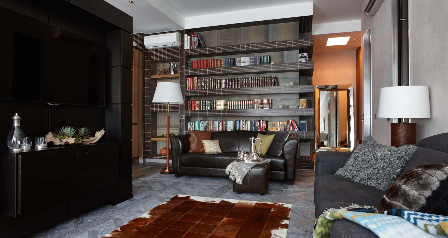 Czarne wnętrze mieszkania ze stylowym oświetleniem LED i elementami loftu