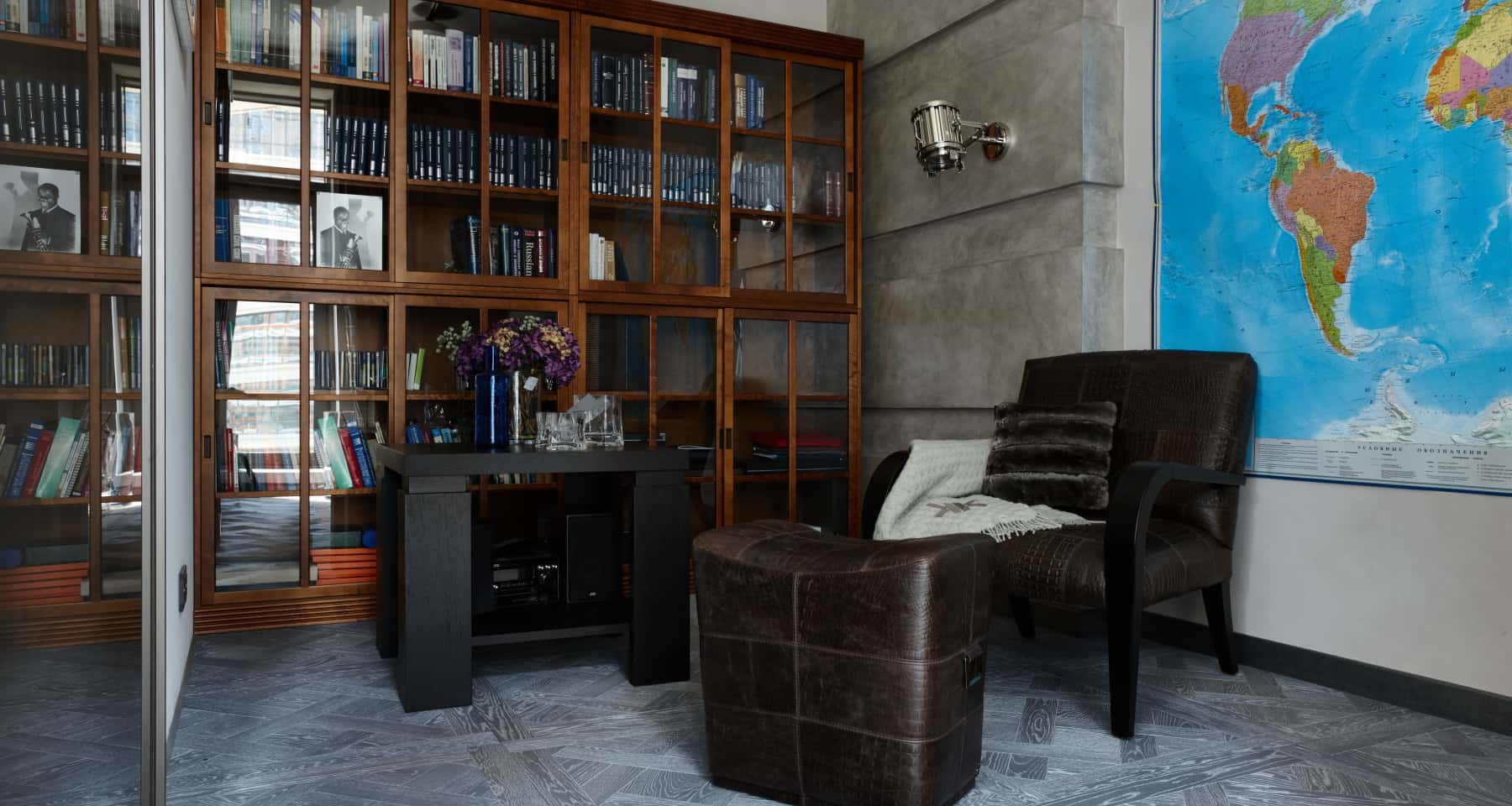 Czarne wnętrze mieszkania z betonem architektonicznym i oświetleniem LED.