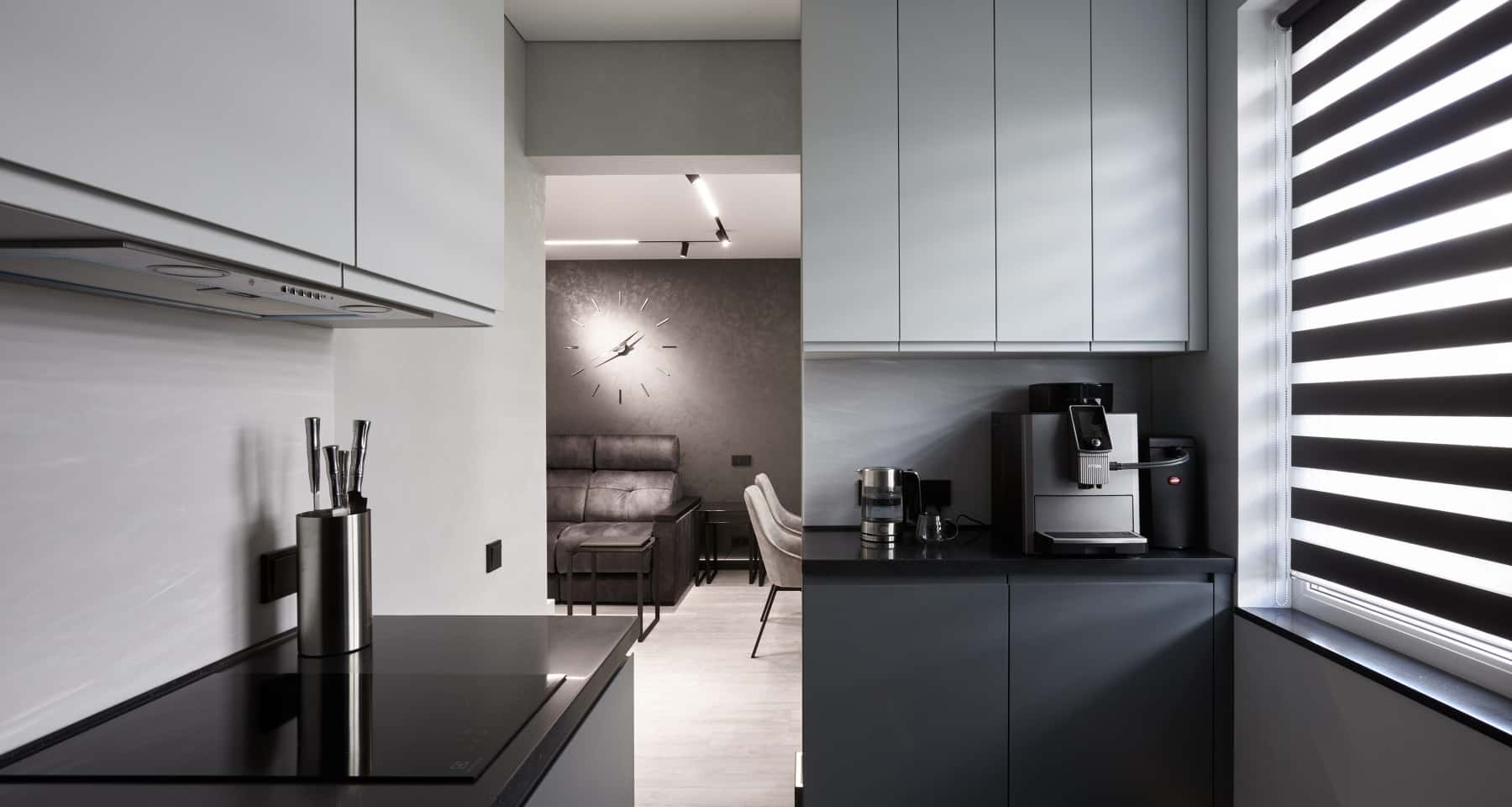 Stylowe czarne wnętrze mieszkania w męskim stylu loft z 2026 roku