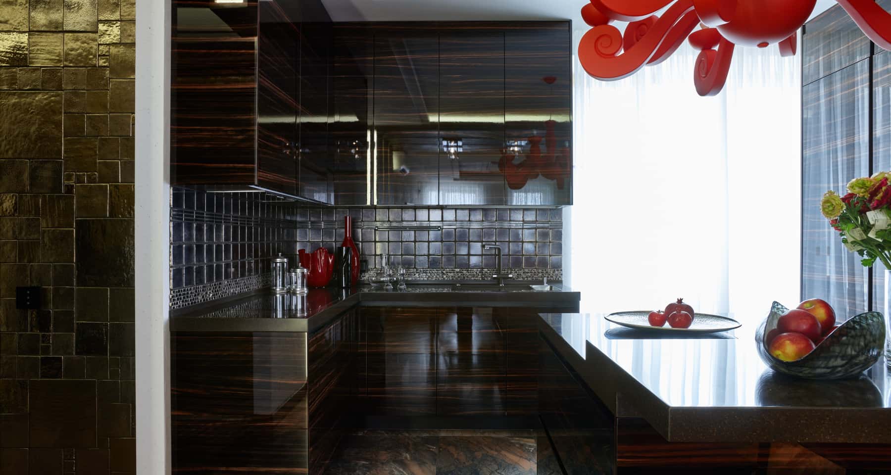 Projekt czarnego wnętrza mieszkania w stylu loft męski 2026 z LED