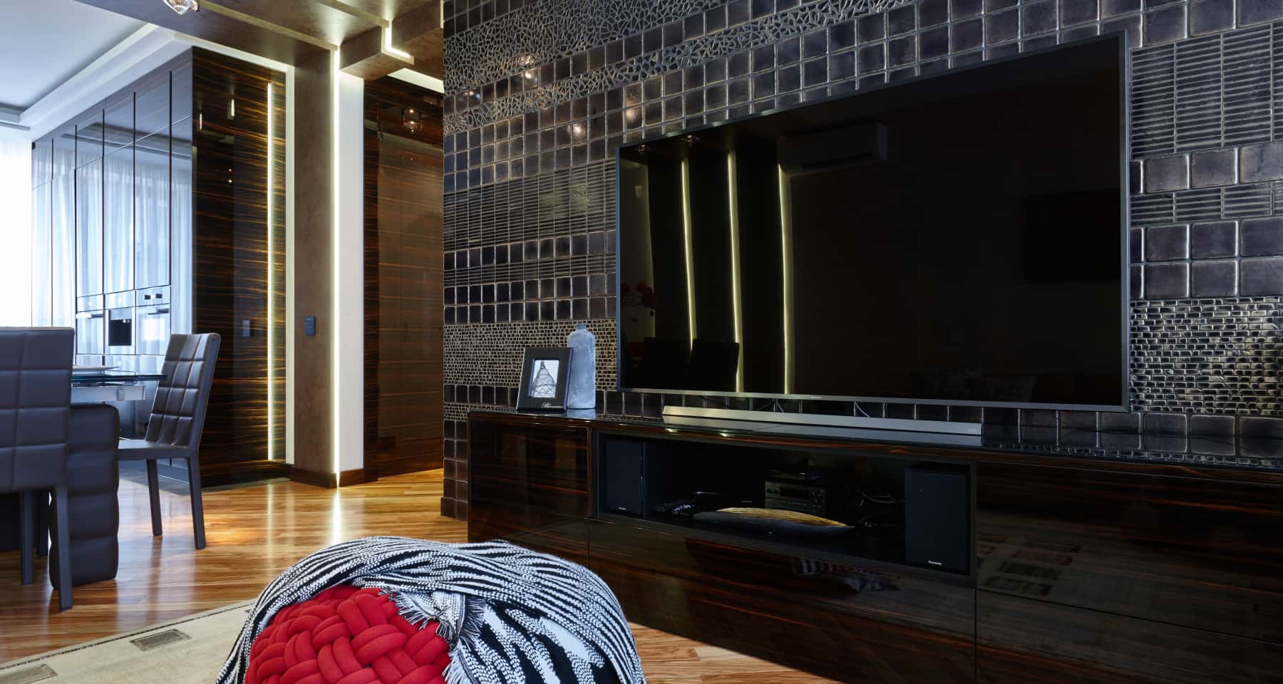 Czarne meble i oświetlenie LED w designerskim wnętrzu mieszkania