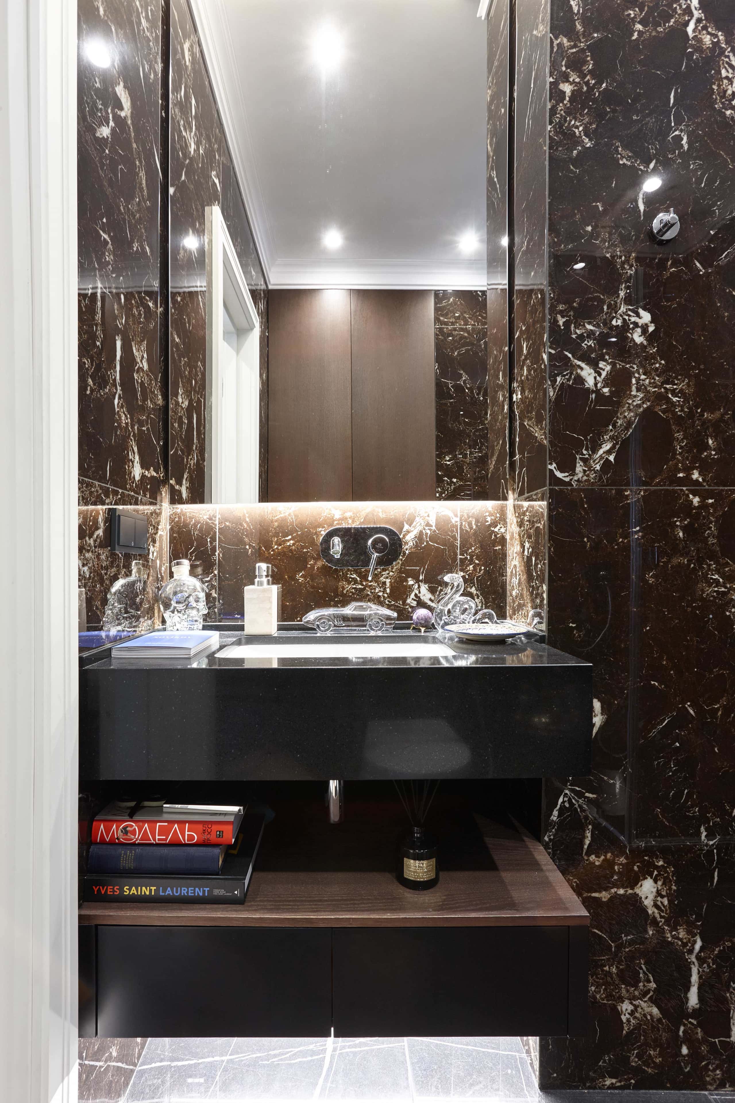 Czarne ściany i beton architektoniczny w męskim lofcie z oświetleniem LED