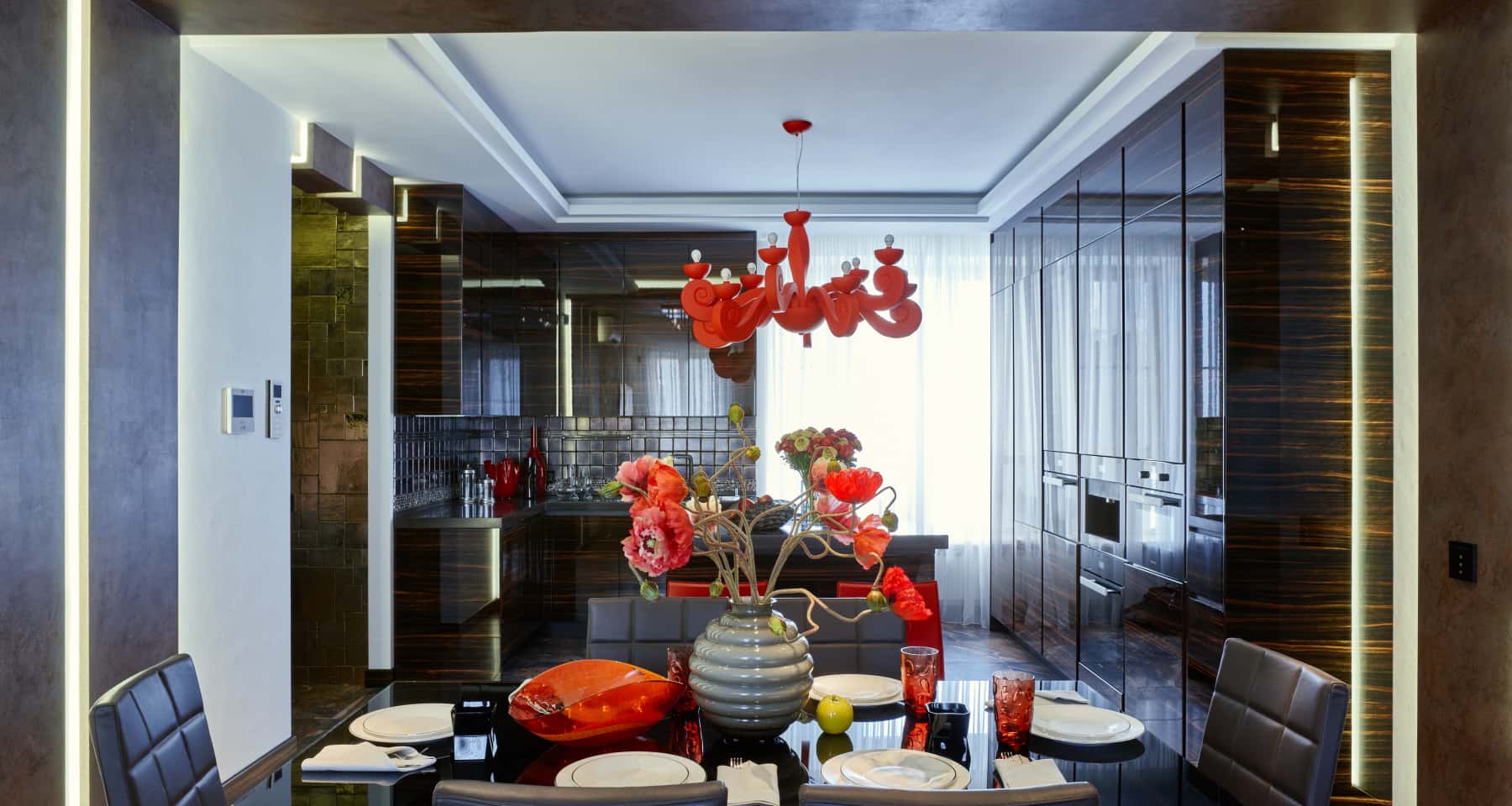 Czarne ściany i beton architektoniczny w nowoczesnym wnętrzu mieszkania