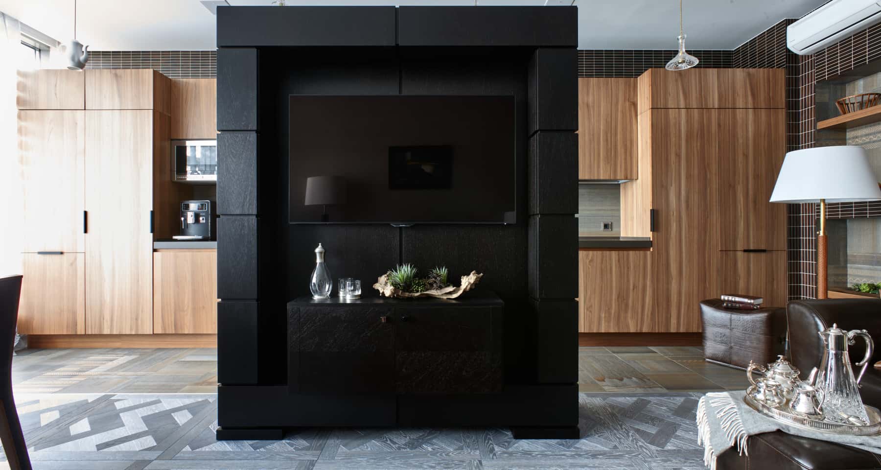 Nowoczesne czarne wnętrze mieszkania z elementami loftu i oświetleniem LED