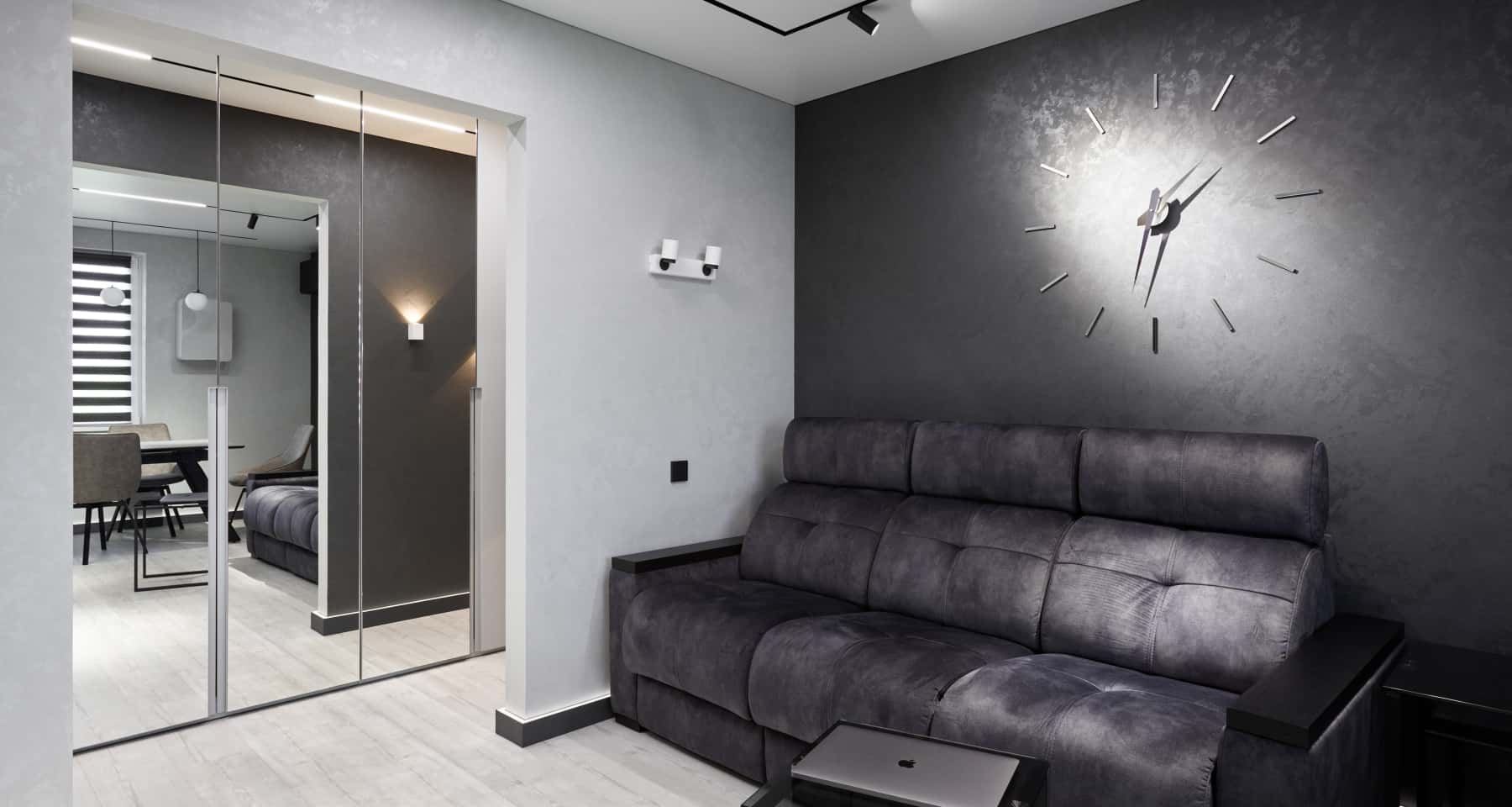 Eleganckie czarne wnętrze mieszkania z akcentami betonu architektonicznego i LED