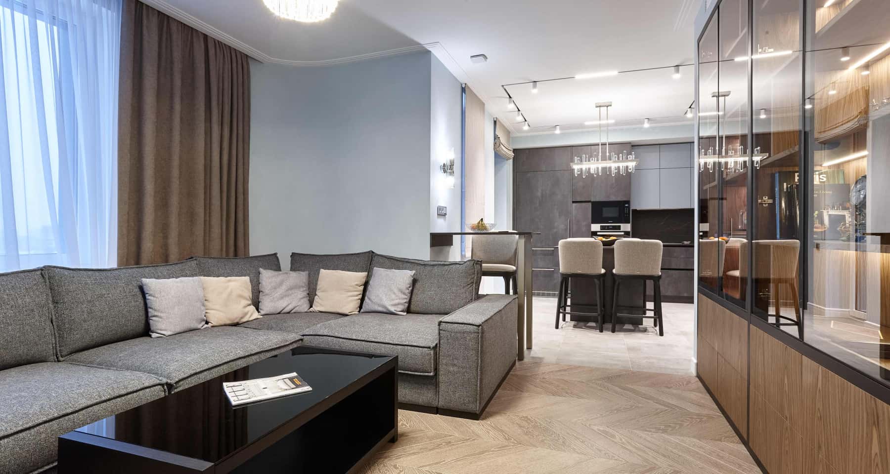 Inspiracje szarymi wnętrzami mieszkań 2026: połączenie szarości z pastelowymi dodatkami w sypialni.