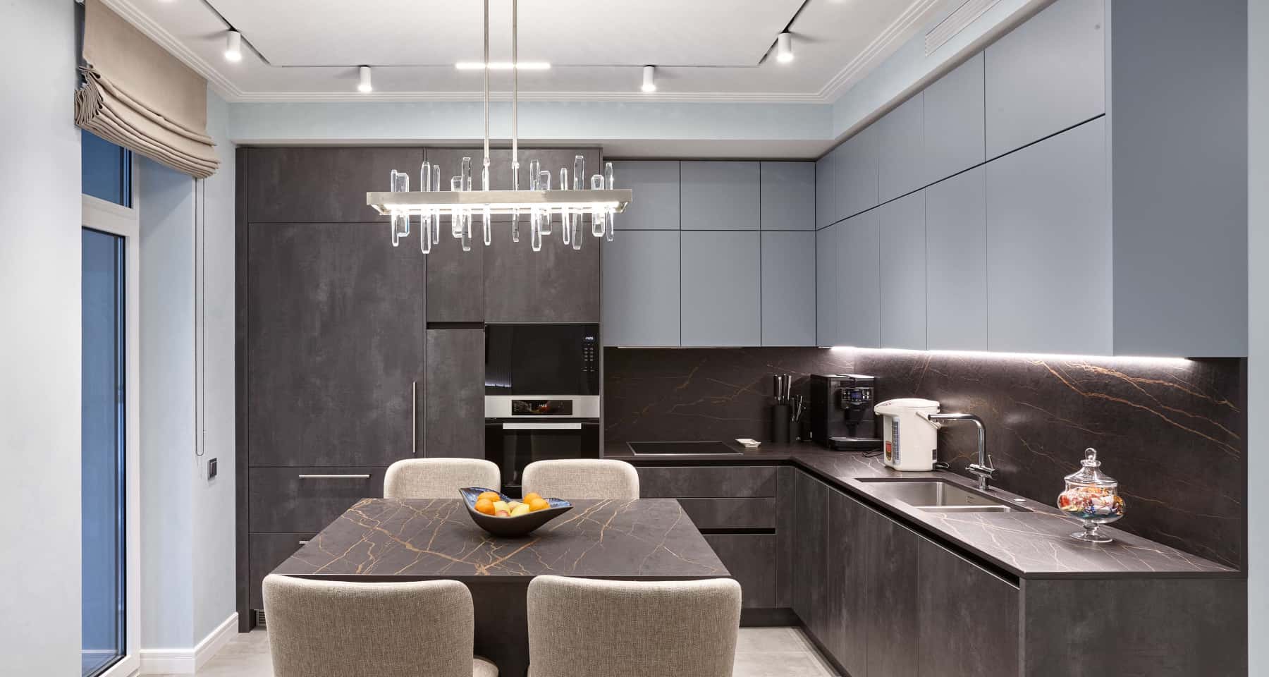 Projekt szarego wnętrza mieszkania 2026: kuchnia w odcieniach szarości z marmurowym blatem.