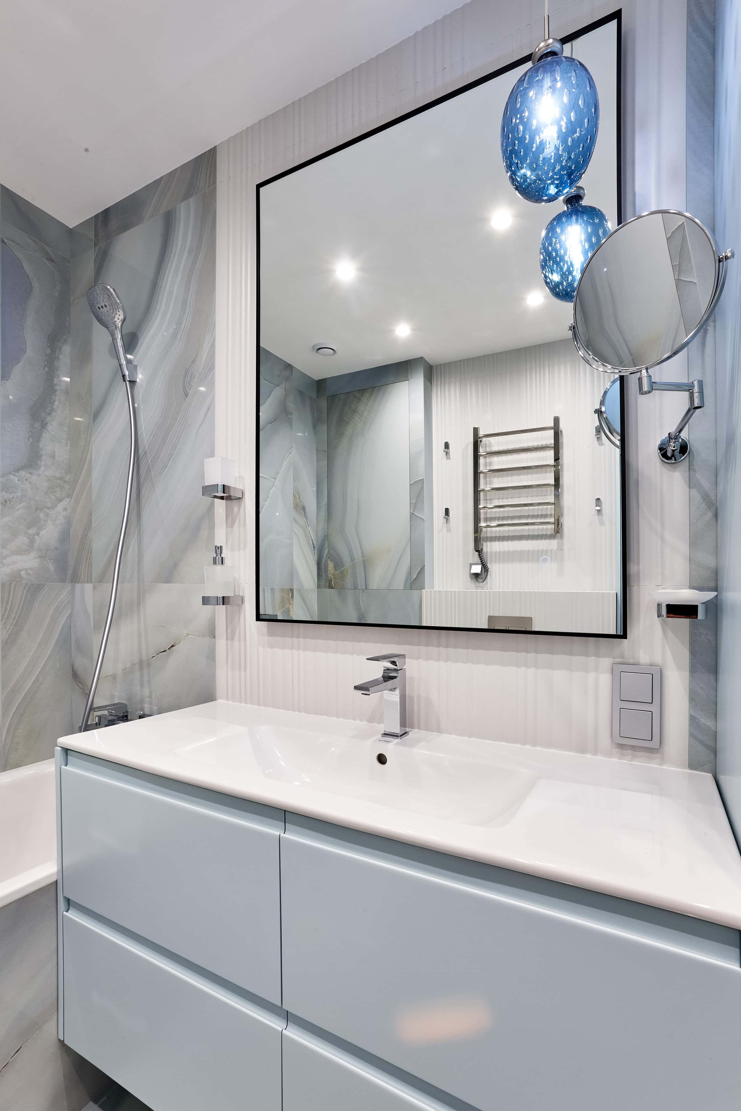 Szare wnętrza mieszkań 2026: nowoczesna łazienka z szarymi płytkami i minimalistyczną armaturą.