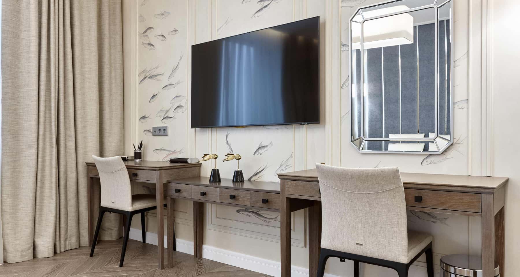 Szare wnętrza mieszkań 2026: przytulny kącik do czytania z szarym fotelem i miękkim kocem.