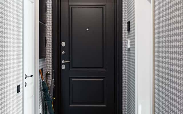 Męskie wnętrza 2026: jadalnia z ciemnym stołem i krzesłami w stylu minimalistycznym.