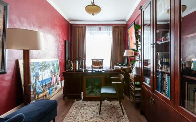 Męskie wnętrze 2026: detal dekoracyjny z drewna w ciemnym wnętrzu mieszkania.