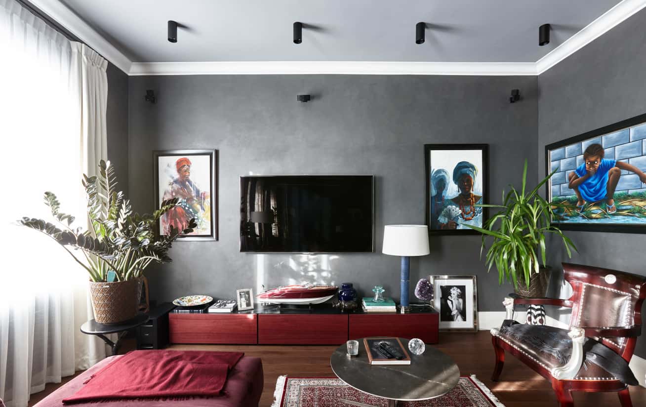 Projekt męskiego wnętrza 2026: sypialnia z ukrytym oświetleniem i ciemną kolorystyką.