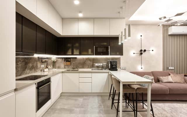 Inspirujący Design Inspiracje na wnętrza: nowoczesny design mieszkania z elementami minimalizmu 2026 i oświetlenia loftowego.