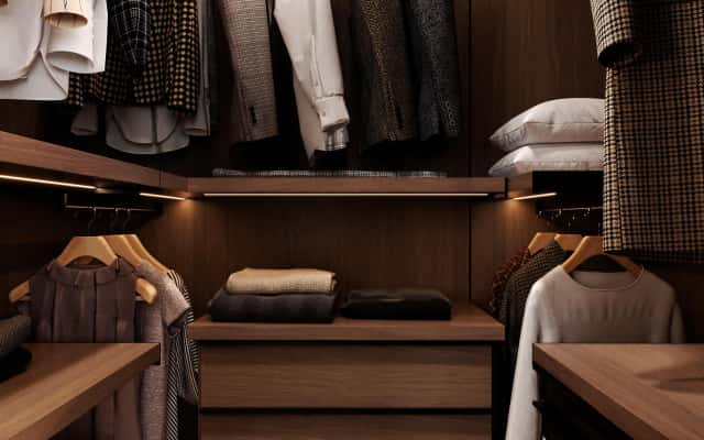 Schowki z pomysłem Funkcjonalne przechowywanie w nowoczesnym mieszkaniu z elementami oświetlenia loftowego.