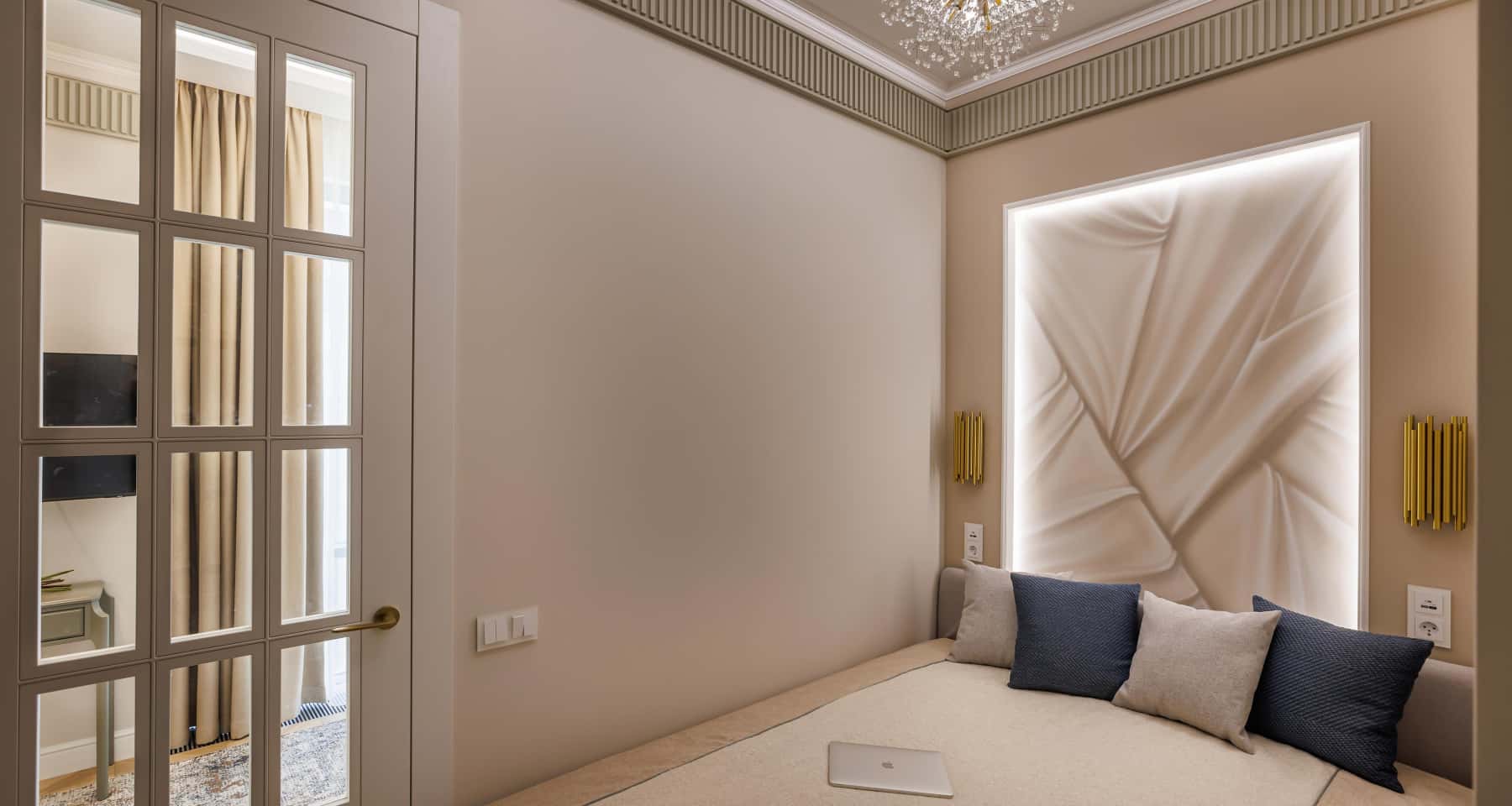 Inspiracja jasnej sypialni 2026 z elementami stylu Art Deco i nowoczesnymi akcentami.