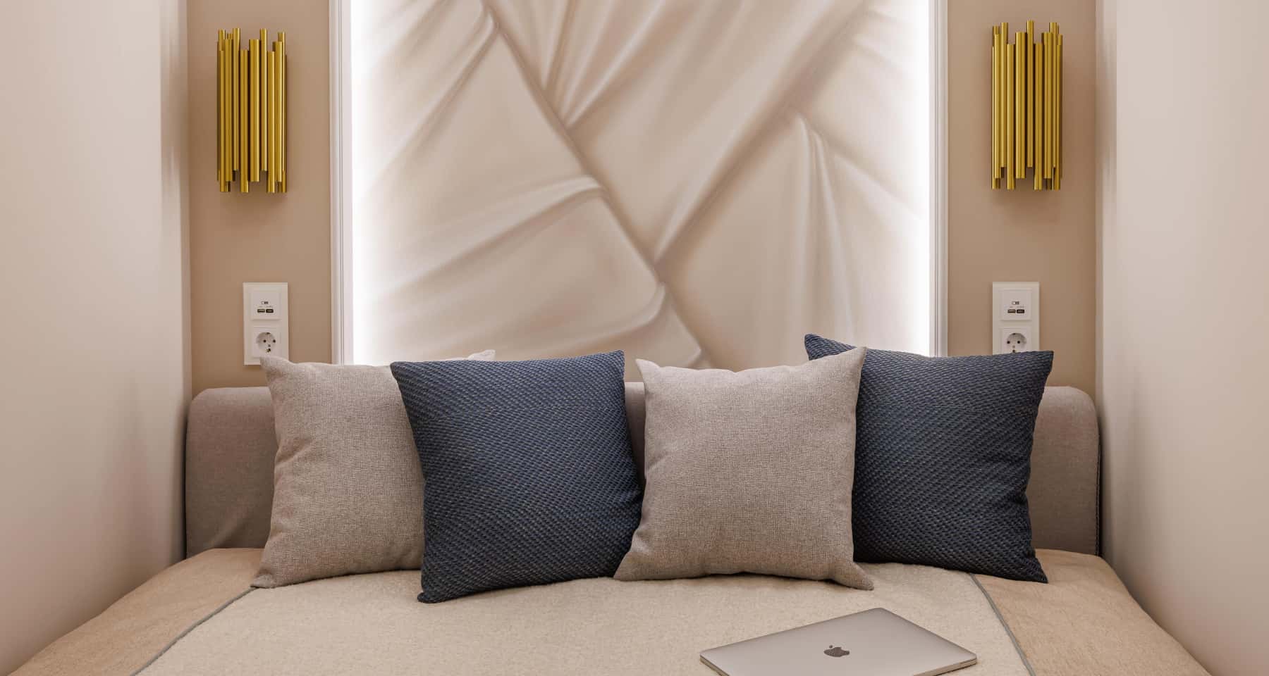 Mała sypialnia inspiracje 2026 w jasnych kolorach z wykorzystaniem paneli ściennych.