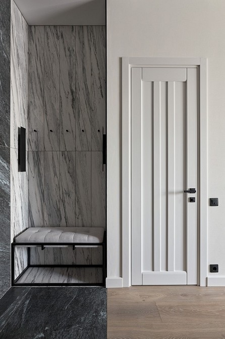 Przeszklone drzwi łazienkowe Drzwi łazienkowe z pełnym przeszkleniem, wpuszczające dużo światła do małego pomieszczenia łazienkowego.