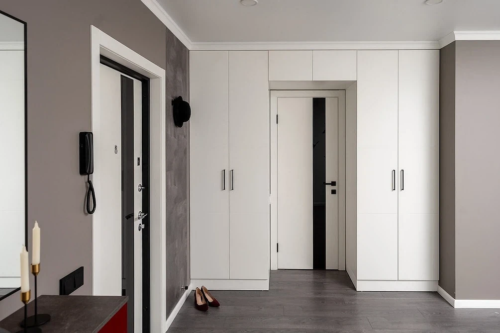 Jasne drzwi z połyskiem Jasne drzwi do łazienki z połyskującym wykończeniem, odbijające światło i optycznie powiększające przestrzeń.