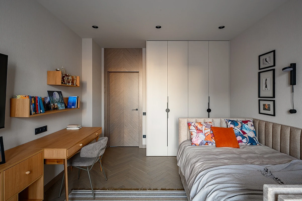 Drzwi obrotowe w jasnym wnętrzu, nowoczesny design i funkcjonalność na rok 2026.