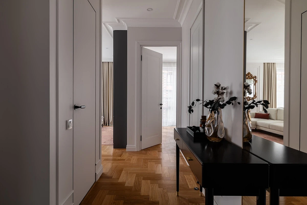 Modne drzwi wewnętrzne 2026 z naturalnego drewna w jasnym minimalistycznym wnętrzu.