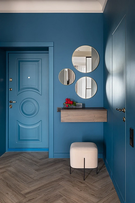 Ciemne, eleganckie drzwi wewnętrzne, modny akcent kolorystyczny w aranżacji 2026