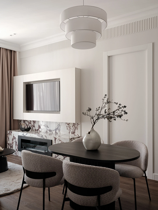 Drzwi z naturalnego drewna z minimalistycznymi okuciami w rustykalnym wnętrzu.