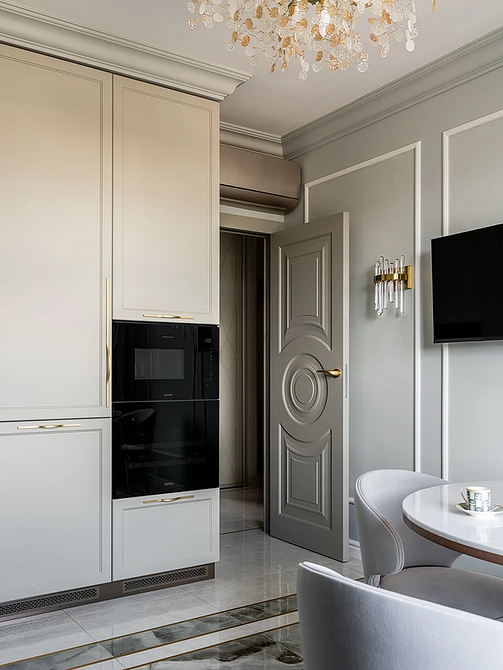 Drzwi przesuwne oddzielające kuchnię od salonu, oszczędzające miejsce i estetyczne.