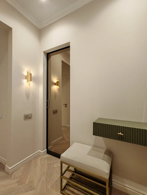 Drzwi z naturalnego drewna z subtelnymi frezowaniami - trend 2026