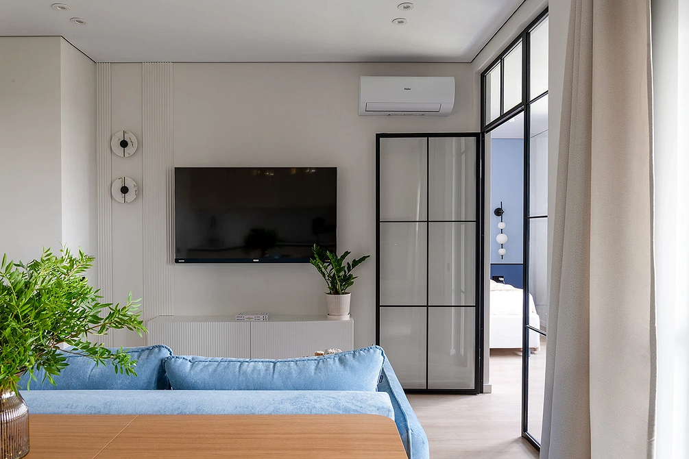 Minimalistyczne okucia drzwi w nowoczesnym skandynawskim stylu wnętrza