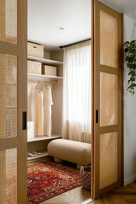 Drzwi 2026: Drzwi wewnętrzne w kolorze granatowym z złotymi detalami i elegancką klamką.