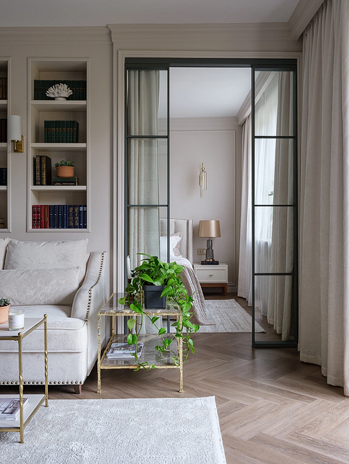 Jasne drzwi wewnętrzne z dyskretnymi przeszkleniami, trendy 2026