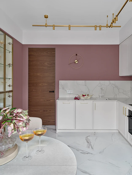 Drzwi wewnętrzne 2026: Białe drzwi panelowe w stylu skandynawskim z minimalistycznymi klamkami.