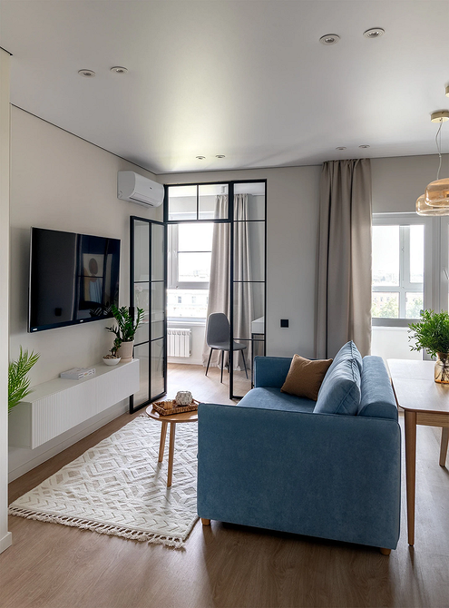 Drzwi przesuwne z naturalnego drewna oszczędzające miejsce w małym mieszkaniu