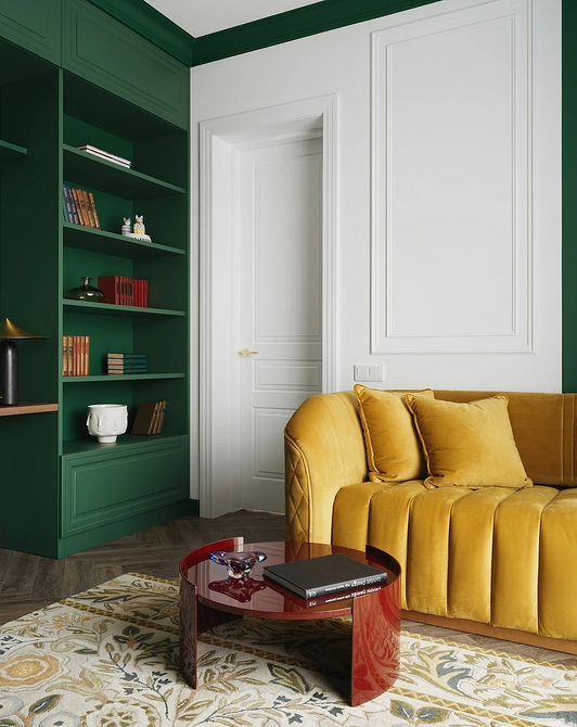 Drzwi wewnętrzne w stylu skandynawskim z naturalnego drewna i przeszkleniami, jasne wnętrze.