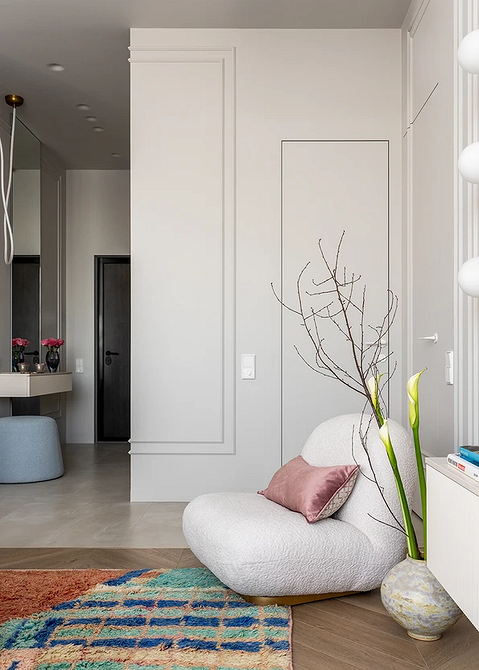 Eleganckie drzwi przesuwne oszczędzające miejsce z dużym lustrem w nowoczesnej sypialni.