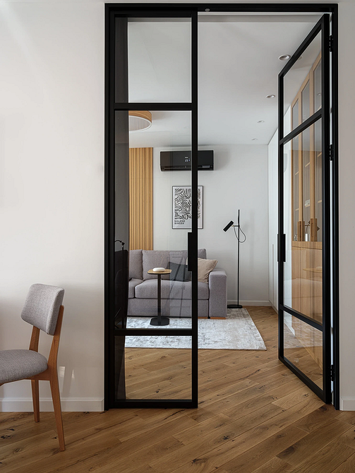 Inspiracje drzwi 2026: ciemne kolory dodają elegancji i głębi wnętrzu.