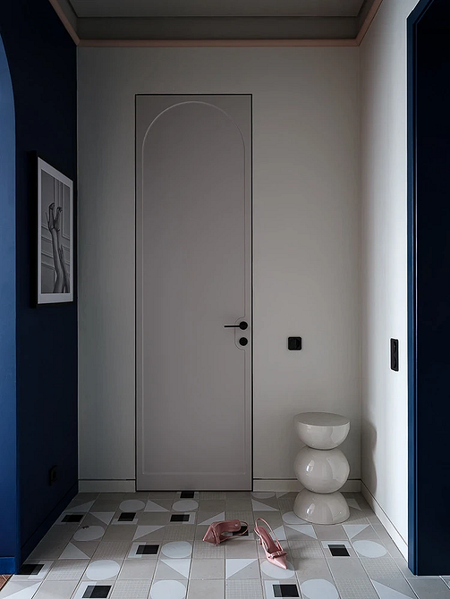 Drzwi dwuskrzydłowe z przeszkleniami, eleganckie wejście do przestronnego salonu.