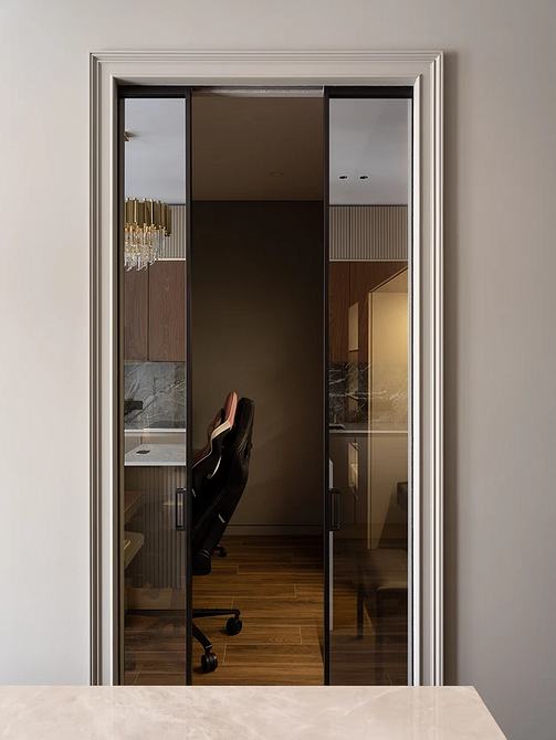 Nowoczesne drzwi obrotowe w przestronnym salonie, innowacyjne rozwiązanie