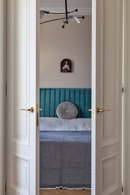 Nowoczesne czarne drzwi z ukrytą ościeżnicą i minimalistycznymi okuciami w korytarzu.