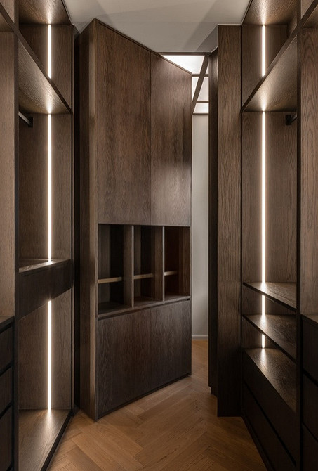 Trendy drzwi wewnętrzne 2026: naturalne drewno w nowoczesnym designie mieszkania.