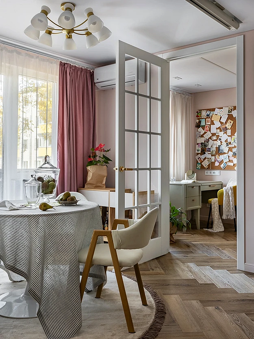 Drzwi z naturalnego drewna w minimalistycznym wnętrzu, trendy wnętrzarskie 2026.