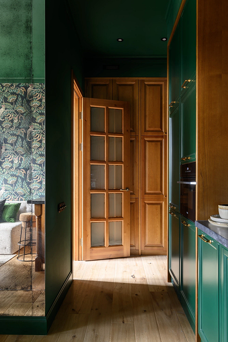 Inspiracje 2026: Drzwi przesuwne oszczędzające miejsce w małym mieszkaniu.