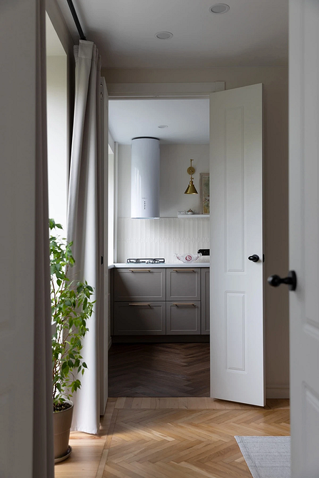 Drzwi wewnętrzne z czarnymi okuciami, kontrastowy design na rok 2026.