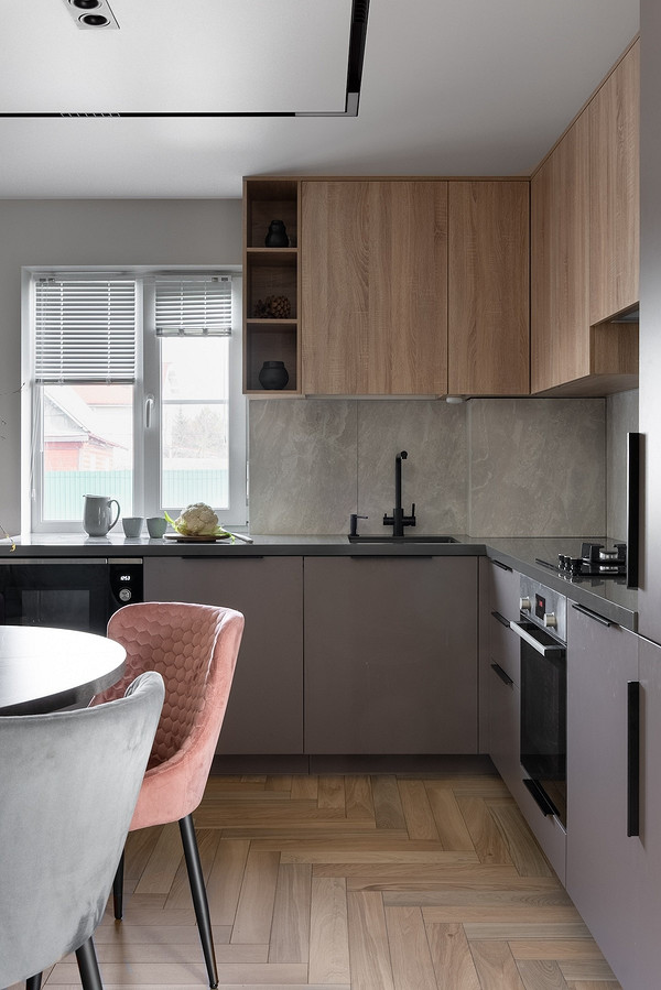 Kto zużywa mniej? Ilustracja przedstawia różnice w zużyciu energii przez płytę gazową i elektryczną.