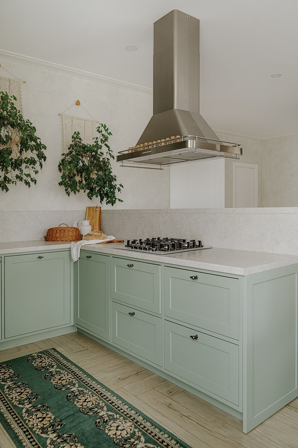 Gaz - klasyka w kuchni Kuchenka gazowa na tle jasnych szafek kuchennych - tradycyjne rozwiązanie w kuchni.