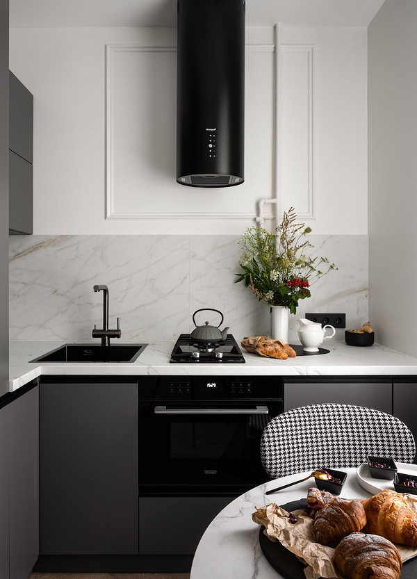 Indukcja: oszczędność i design. Nowoczesna kuchnia z płytą indukcyjną zapewniająca oszczędność energii i bezpieczeństwo użytkowania.