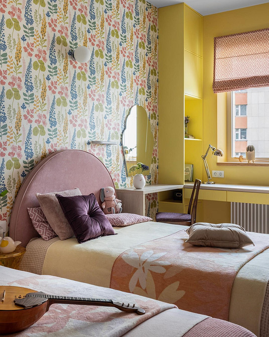 Retro z botanicznym sznytem Nowoczesna klasyka z dużymi wzorami botanicznymi nawiązującymi do stylu retro aranżacji.